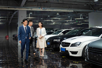 汽车销售人员中国三个人满意场景