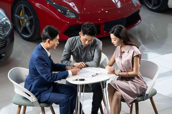汽车销售人员与青年夫妇确认购车意向协助高端影相