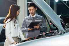 汽车维修保养人员和顾客沟通