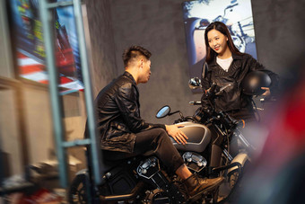 青年伴侣挑选摩托车