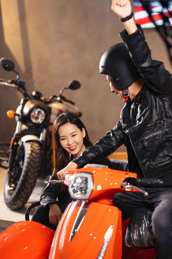 青年伴侣试驾摩托车