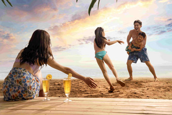幸福的四口之家在沙滩上享受休闲时光四个人高质量相片