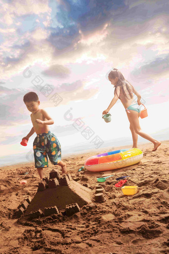 快乐的东方儿童在沙滩上<strong>玩耍</strong>