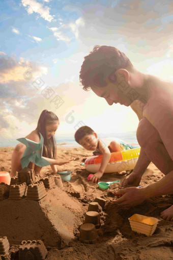 年轻父亲带着孩子们在沙滩玩耍