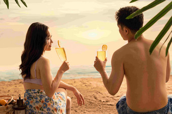 年轻伴侣在海边享受休闲时光