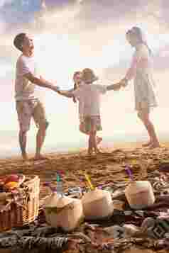 幸福的一家四口在沙滩上做游戏