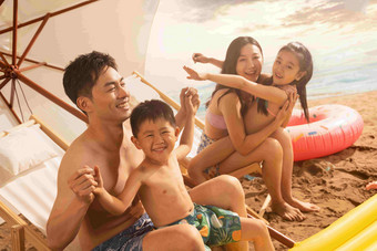 沙滩上坐沙滩椅的幸福家庭