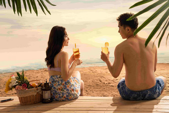 年轻伴侣在海边享受休闲时光