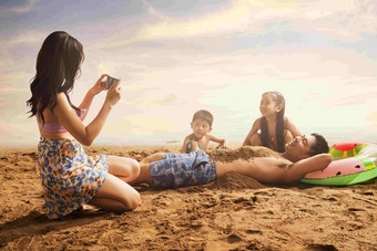 沙滩上青年女人为丈夫孩子拍照四个人高端相片