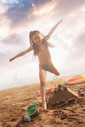 快乐的东方儿童在沙滩上玩耍仅女孩高清场景
