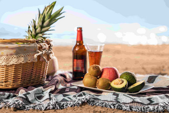 沙滩上的水果和饮<strong>料酒</strong>瓶氛围图片