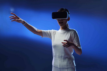 戴VR眼镜女士商务自动化户内高端摄影