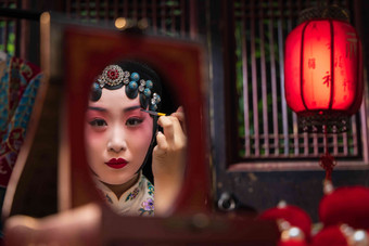 京剧女演员化妆艺术家传统服装水平构图