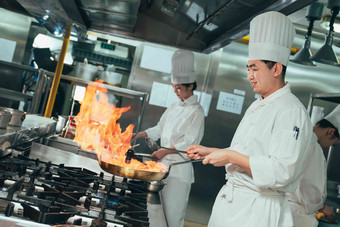 后厨美味佳肴饮食两个人写实摄影图