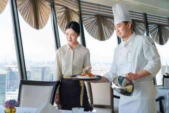 空中餐厅厨师服务员上菜并介绍中国人图片