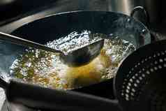 烹饪菜肴热油炸鱼