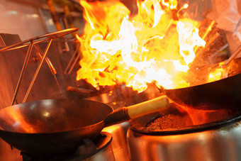 大火烹饪美食局部写实场景