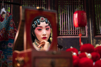 京剧女演员化妆戏剧照镜子华丽的清晰照片