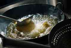 烹饪菜肴热油炸鱼