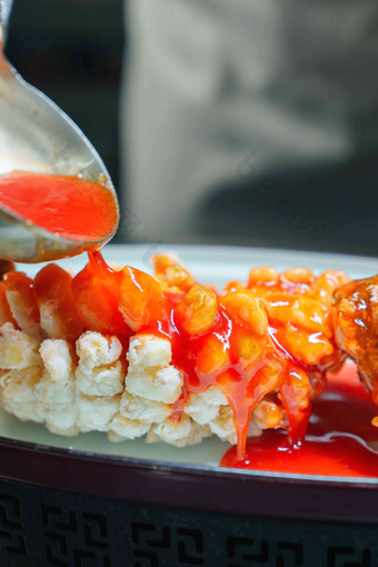 番茄酱浇在鱼身健康食物高质量相片