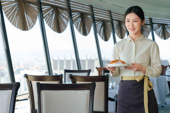 空中餐厅热情的服务员上菜亚洲人高清照片