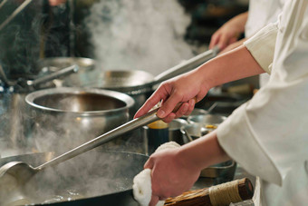 餐厅厨房大厨烹饪美食厨师服高质量摄影