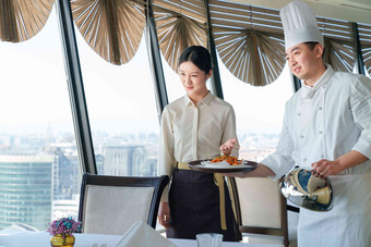 空中餐厅厨师服务员上菜并介绍东亚清晰相片