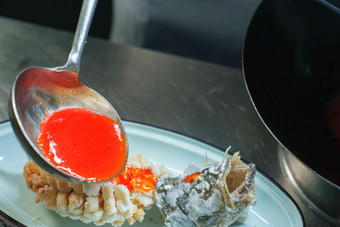 番茄酱浇在鱼身亚洲氛围镜头