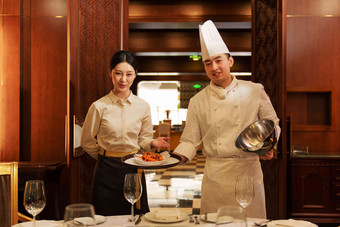 酒店厨师服务员上菜并介绍热情高清摄影图