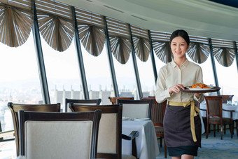 空中餐厅热情的服务员上菜仅女人高质量素材