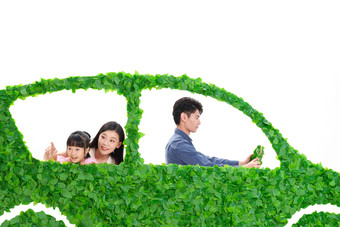 快乐的一家人驾驶绿色<strong>环保汽车</strong>出行
