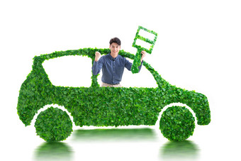 青年男人驾驶绿色环保汽车出行中国氛围影相