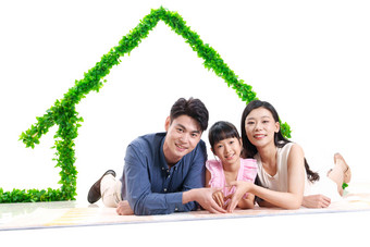 绿色房子下趴着的幸福三口之家能源图片