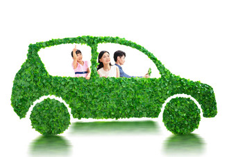 快乐的一家人驾驶绿色<strong>环保</strong>汽车出行