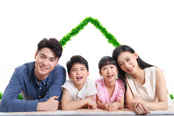 绿色房子下趴着的幸福家庭女儿高质量场景