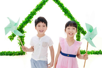绿色房子下的快乐儿童