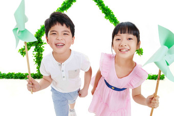 绿色房子下的快乐儿童房屋高清摄影图