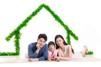 绿色房子下趴着的幸福三口之家人摄影