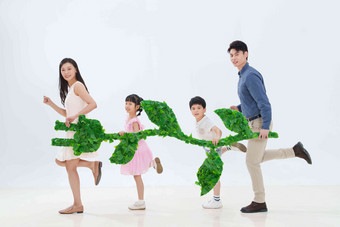 快乐家庭拿着绿色插头幸福高端拍摄