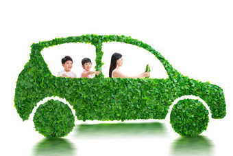 年轻母亲带孩子们驾驶绿色环保汽车出行能源清晰场景