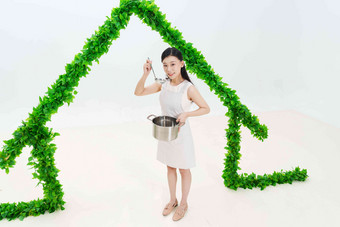 绿色房子下的家庭煮妇能源高质量摄影图