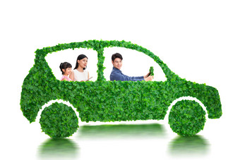 快乐的一家人驾驶绿色环保汽车出行