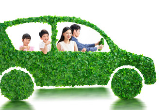 欢乐的一家人驾驶绿色环保汽车出行
