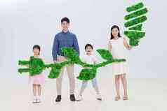 快乐家庭拿着绿色插头和灯泡