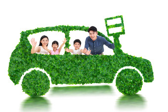 欢乐的一家人驾驶绿色<strong>环保汽车</strong>出行