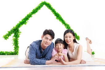 绿色房子下趴着的幸福三口之家儿童清晰场景