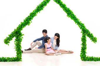 一家人绿房子青年夫妇背靠背幸福氛围摄影图