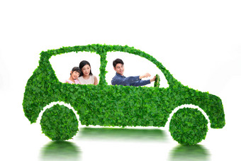 快乐的一家人驾驶绿色<strong>环保</strong>汽车出行