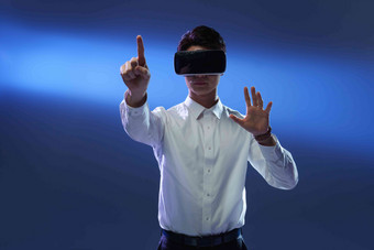 戴VR眼镜男士虚拟现实通讯写实图片