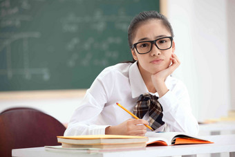 中学生学生水平构图写实图片